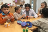 Güneş Grubu İngilizce Bilingual Dersinde “The Farmyard Jamboree” Hikayesini Dinleyip  Animal Dice Etkinliği Yaptı