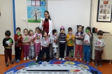 Güneşli Okyanus Koleji Okul Öncesi Çiçekler Grubu Bitki Yetiştirme Dramatizasyonu Yapıyor