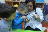 Güneşli Okyanus Koleji Okul Öncesi Çiçekler Grubu Parmak İzlerini İnceliyor