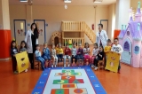 Güneşli Okyanus Koleji Okul Öncesi Çiçekler Grubu Tavşan Oyunu Oynuyor