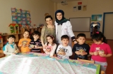 Güneşli Okyanus Koleji Okul Öncesi Grubu Yunuslar Sınıfı Öğrencileri Çim Adam Yapıyor