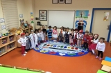 Güneşli Okyanus Koleji Okul Öncesi Rüzgarlar Ve Çiçekler Grubu Tak Takıştır Partisi Yapıyor;
