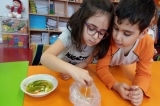 Halkalı Okul Öncesi Yıldızlar Grubu Öğrencileri Deney Yapıyor.