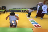Beykent Okyanus Koleji Okul Öncesi Gökkuşağı Grubu Öğrencileri İngilizce Play Time Dersinde "Renkli Ayak izleri "Adlı Oyununu Oynuyor .