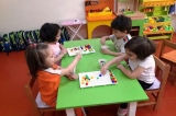 Güneşli Okyanus Koleji Okul Öncesi Rüzgarlar Grubu Örüntü Çalışması Yapıyor