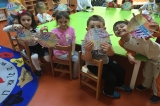 Güneşli Okyanus Koleji Okul Öncesi Yıldızlar Grubu Nesnelerle Mandalları Eşleştiriyor