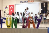 İnegöl Okyanus Koleji Ortaokul 5. Sınıf öğrencileri, İngilizce'deki bilgi ve becerilerini birbirinden güzel gösteriler sunarak aileleriyle paylaştılar.