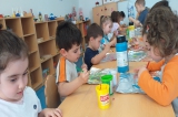 Okul Öncesi Çiçekler Sınıfı Sanat Etkinliği Dersinde Boya Etkinliği Yapıldı.