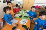 Beykent Okyanus Koleji Okul Öncesi Gökkuşağı Grubu Öğrenciler Sulu Boya Çalışması Yapıyor