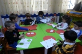 Güneşli Okyanus Koleji Okul Öncesi Çiçekler Grubu Sayı Şapkası Oluşturuyor