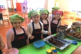 Güneşli Okyanus Koleji Okul Öncesi Grubu Sihirli Elma Şekeri Yapıyor