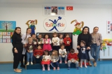 Okul Öncesi Çiçekler Sınıfı Aile Katılımı Etkinliğinde “Çilek ve Çiçek” Hakkında Bilgiler Öğreniyor.