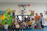 Okul Öncesi Çiçekler Sınıfı Aile Katılımı Etkinliğinde “Bitkiler” Hakkında Bilgiler Öğreniyor.