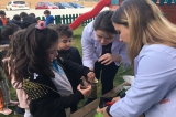 Yıldızlar ve Güneş Grubu İngilizce Bilingual Dersinde “Maisy Grows A Garden” Hikayesini Okuduktan Sonra Çim Tohumu Ekti