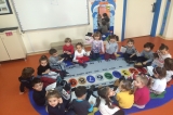Güneşli Okyanus Koleji Okul Öncesi Rüzgarlar Grubu Keseden Kardan Adam Kuklası Yapıyor