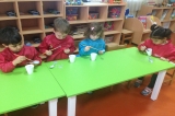 Güneşli Okyanus Koleji Okulöncesi Rüzgar Grubu Sanat Etkinliğinde Fare Yapıyor
