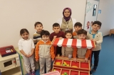İncek Okul Oncesi  Okul öncesi gezegenler sınıfı oyun dersinde satıcılık oyunu oynadılar. Günlük hayatlarındaki nesneleri kullanarak basit toplama ve çıkarma işlemi yapmayı tecrübelediler.Bazi öğrenciler müşteri bazılarıda satıcı rolünü üstlendi kağıt par