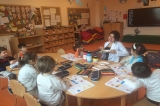 Kemerburgaz Okyanus Koleji Okul Öncesi Yunuslar Grubu Ana Ve Ara Renkleri Öğreniyor