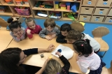 Mavişehir Çiçekler Grubu Aile Katılım Etkinliğinde Ana ve Ara Renkleri Öğreniyor