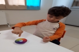 Eryaman Okyanus Koleji Okul Öncesi Kademesi Öğrencileri Özge Koyuncu rehberliğinde mad science dersinde  birbirinden eğlenceli deney ve oyun ile öğrenmeye devam ediyorlar.