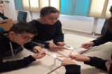 İncek Okyanus Koleji Ortaokulu öğrencileri Fen Laboratuvarındaki Deneyde