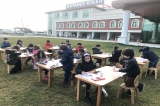 Kemerburgaz Okyanus Koleji Yıldızlar Grubu Öğrencileri Okulumuzun Bahçesinde Sulu Boya Çalışması Yapıyor
