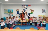 Okul Öncesi Çiçekler Sınıfı Aile Katılımı Etkinliğinde “Enstrüman” Aletlerini  Öğreniyor.
