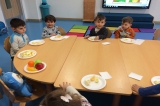 Okul Öncesi Çiçekler Sınıfı İngilizce Dersinde Meyveleri Öğreniyor