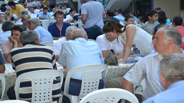 Nene Hatun Sokak'ta İftar Yemeği