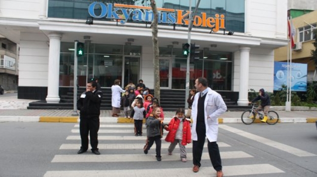 1.Sınıf Öğrencileri Karşıdan Karşıya Geçerken