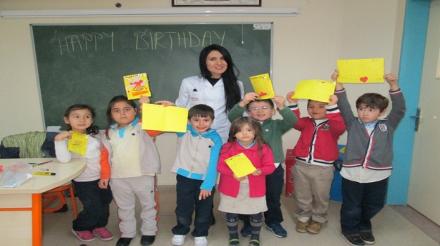1. Sınıflar'ın İngilizce Doğum Günü ve Kıyafetler Etkinliği