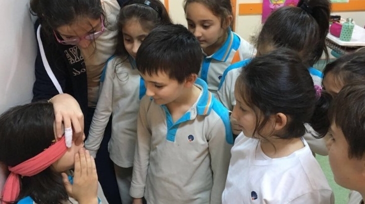 3. Sınıf Öğrencileri Fen Bilgisi Dersinde "Gözlerim Kapalı Besinleri Tanıyorum Etkinliği" Yaptılar