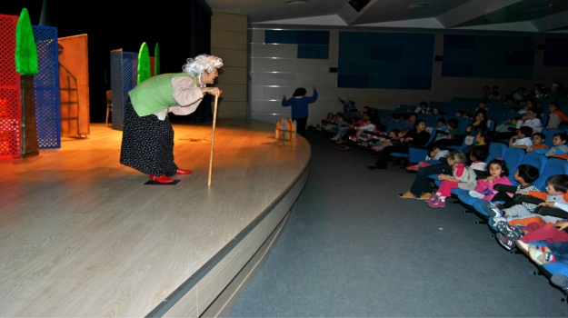 "Süper Babaanne" ile Tiyatro Keyfi
