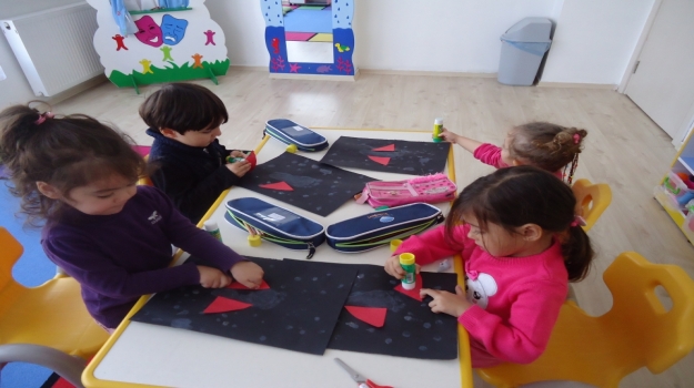 Adana Okyanus Koleji Çiçekler Grubu Öğrencileri Resim Etkinliğinde