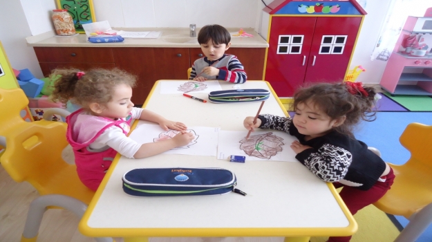 Adana Okyanus Koleji Çiçekler Grubu Öğrencileri Resim Etkinliğinde