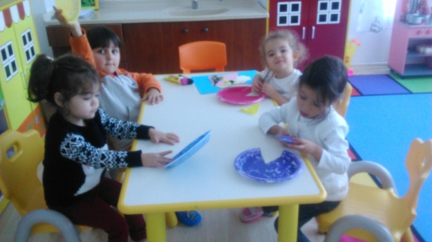 Adana Okyanus Koleji Çiçekler Grubu Sanat Etkinliği Yapıyor
