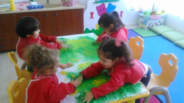 Adana Okyanus Koleji Çiçekler Grubu Sulu Boya Çalışması Yapıyor