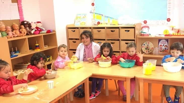 Okul Öncesi Çiçekler Sınıfı Hamur Etkinliğinde