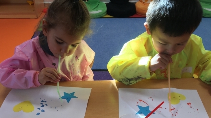 Okul Öncesi İnciler Sınıfı “Pipetlerle Üflüyoruz” Etkinliği Yapıyor