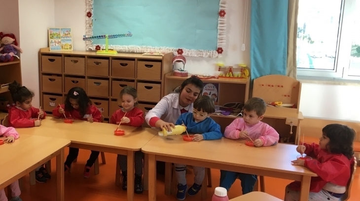 Okul Öncesi Çiçekler Sınıfı ''Turuncu'' Rengin Oluşumu Öğreniyor
