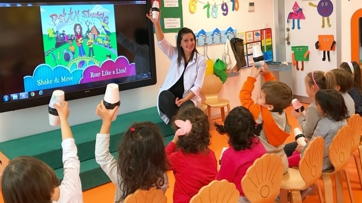 Okul öncesi Çicekler Sınıfı İngilizce Dersinde ‘Maracas’ Craft Yaptılar