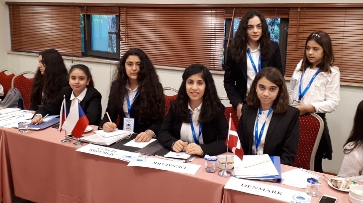 Ortaokul Öğrencilerinden O'MUN (Model Of United Nations) Başarısı