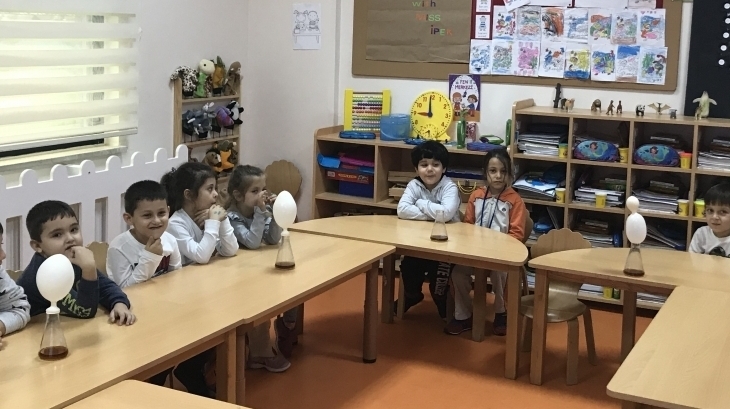 Avcılar Okyanus Koleji Anaokulu A grubu öğrencileri Fen ve Matematik Yetenek Kulübünde