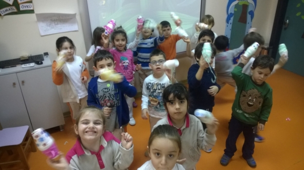Avcılar Okyanus Okul Öncesi Yıldızlar Sınıfı Maracas Yapıyor