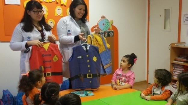 Bahçelievler Okul Öncesi Deniz Yıldızı Grubu Öğrencileri İngilizce Bilingual Derste Meslekleri Öğreniyor