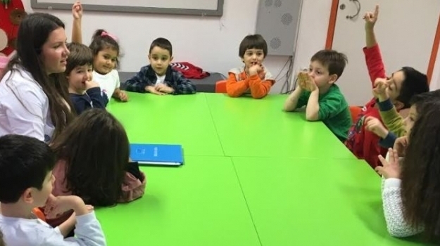 Bahçelievler Okul Öncesi Yıldızlar Grubu Öğrencileri İngilizce dersinde