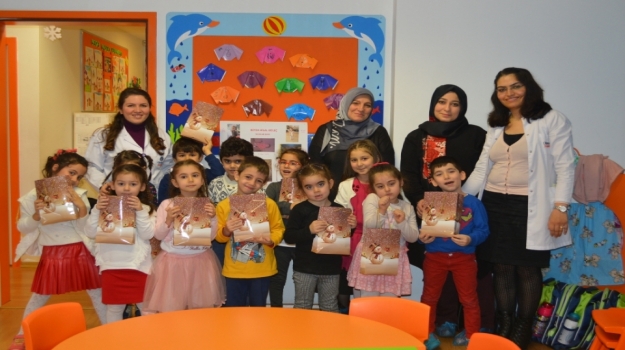 Bahçelievler Okyanus Koleji  Okul Öncesi Yıldızlar Grubu Aile Katılımı Etkinliğinde Çiçek Ekiyor