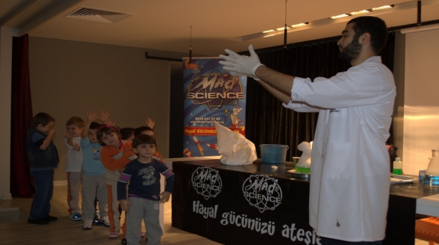 Bahçelievler Okyanus Koleji’nde Mad Science Gösterisi