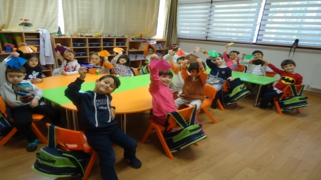 Bahçelievler Okyanus Okul Öncesi Gezegenler Grubu İngilizce Dersinde Şekilleri Öğreniyor
