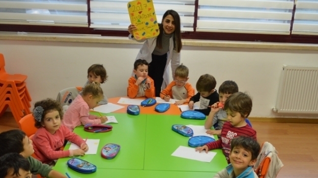 Bahçelievler Okyanus Okul Öncesi İstiridye Grubu Sanat Etkinliği Dersinde